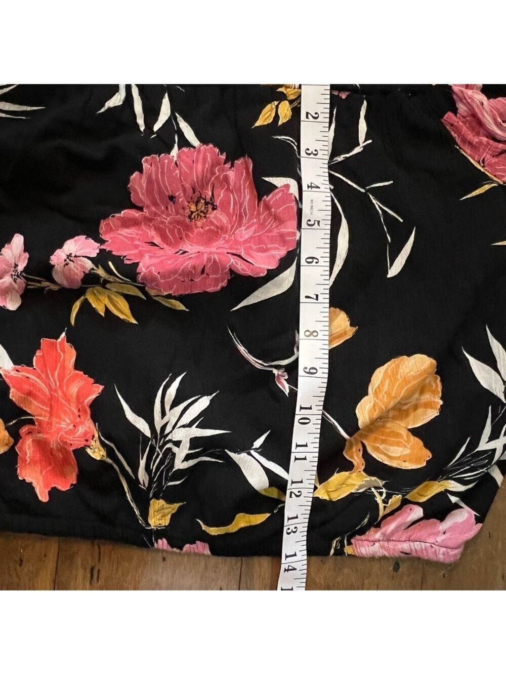 Guess Black Floral Crop Top Size Large - Picture 9 of 9